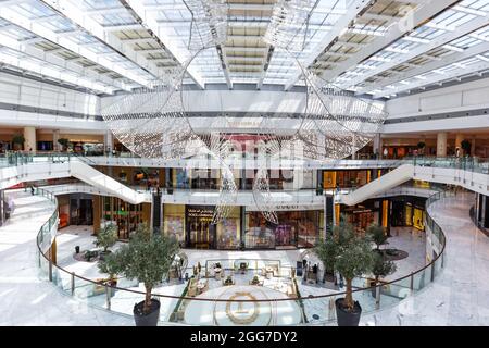 Dubaï, Émirats arabes Unis - 27 mai 2021 : Dubai Mall Fashion Avenue Luxury Shopping Centre à Dubaï, Émirats arabes Unis. Banque D'Images