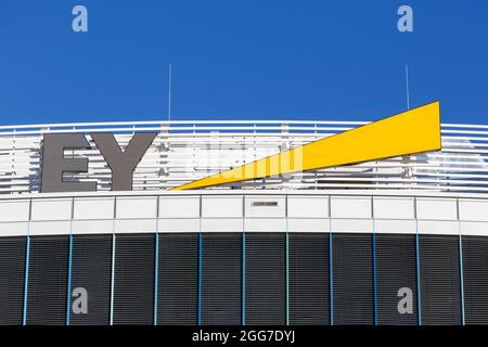 Stuttgart, Allemagne - 19 décembre 2020 : siège du logo Ernst & Young EY à l'aéroport de Stuttgart en Allemagne. Banque D'Images