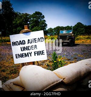 Jeep militaire américain d'époque, vue filtrée numériquement, Calvados, région normande, Nord-Ouest de la France Banque D'Images