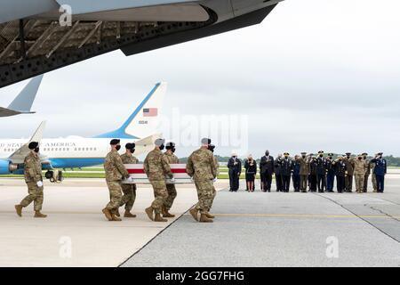 Base aérienne de Dover, Delaware, États-Unis. 29 août 2021. Une équipe de transport de l'armée américaine transfère les restes du sergent d'état-major Ryan C. Knauss de Corryton, Tennessee, le 29 août 2021 à la base aérienne de Dover, Delaware. Knauss est affecté au 9e bataillon PSYOP, 8e groupe PSYOP, ft. Bragg, Caroline du Nord. (Photo de l'US Air Force par Jason Minto) Banque D'Images