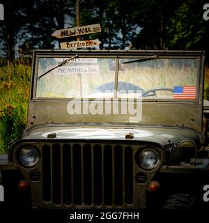 Jeep militaire américain d'époque, Calvados, région normande, Nord-Ouest de la France Banque D'Images