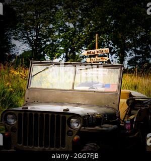 Jeep militaire américain d'époque, Calvados, région normande, Nord-Ouest de la France Banque D'Images