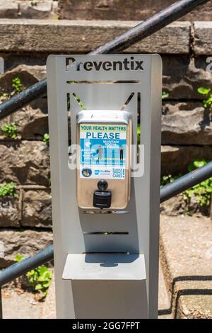 Eureka Springs, AR - 11 juin 2021 : les stations d'assainissement des mains de Preventix, situées à l'extérieur dans le quartier historique du centre-ville, sont fournies par le Cit Banque D'Images