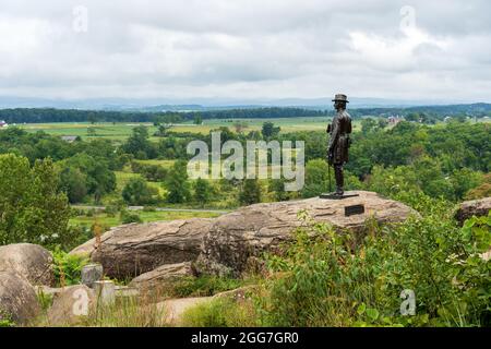 Gettysburg, PA - 10 septembre 2020 : cette statue du général de brigade Gouverneur Kemble Warren le montre au Little Round Top où il a repéré Confederate Banque D'Images