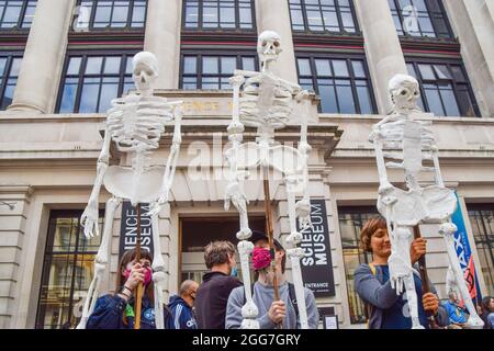 Londres, Royaume-Uni. 29 août 2021. Les manifestants tiennent des modèles de squelette pendant la manifestation devant le Musée des Sciences. Des militants se sont rassemblés devant le musée de South Kensington pour protester contre le parrainage par Shell de l'exposition notre avenir planète sur le changement climatique et dans le cadre de la campagne de deux semaines de la rébellion de l'extinction. Crédit : SOPA Images Limited/Alamy Live News Banque D'Images