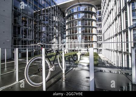 BERLIN, ALLEMAGNE - 01 janvier 2019 : un parking pour vélos en face du bâtiment de style moderne de Berlin, Allemagne, par beau temps Banque D'Images