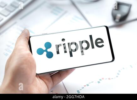 Russie Moscou 24.06.21 logo de la pièce Ripple dans le téléphone mobile. Jeton XRP crypto-monnaie. Trading blockchain plate-forme pour acheter, vendre sur exchang décentralisé Banque D'Images