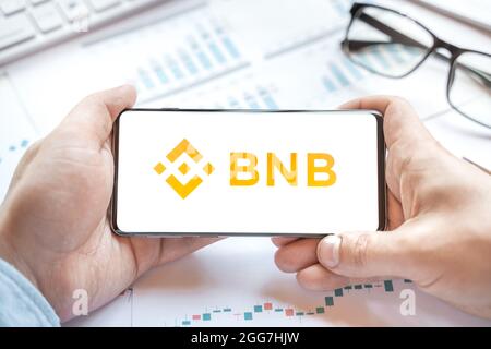 Russie Moscou 24.06.21 logo de Binance coin dans téléphone mobile. Jeton BNB crypto-monnaie. Trading blockchain plate-forme pour acheter, vendre sur exchan décentralisé Banque D'Images