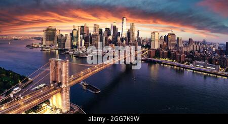 Vue sur Manhattan et le pont de Brooklyn au lever du soleil Banque D'Images