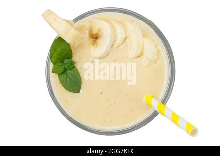 Jus de fruits à la banane smoothie boisson fraîche dans un verre du dessus isolé sur un fond blanc Banque D'Images