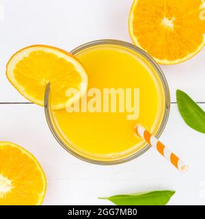 Jus d'orange sur panneau de bois provenant du dessus des oranges carrées Banque D'Images