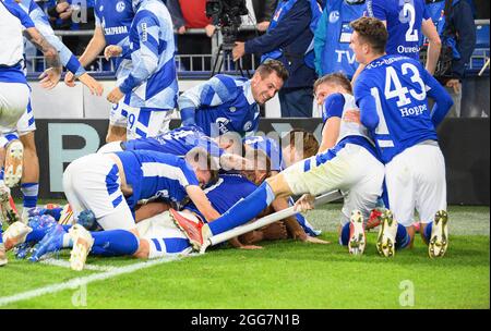 Jubilation GE à Simon TERODDE (GE/sur le terrain) après son but 3: 1, jubilationtraube, de droite Matthew HOPPE (GE), Marius BUELTER (BÃ lter) (GE), goalwart Michael LANGER (GE) Soccer 2. Bundesliga, 5e jour de match, FC Schalke 04 (GE) - Fortuna Dusseldorf (D), le 08/28/2021 à Gelsenkirchen/Allemagne. #DFL les règlements interdisent toute utilisation de photographies comme séquences d'images et/ou quasi-vidéo # Â Banque D'Images