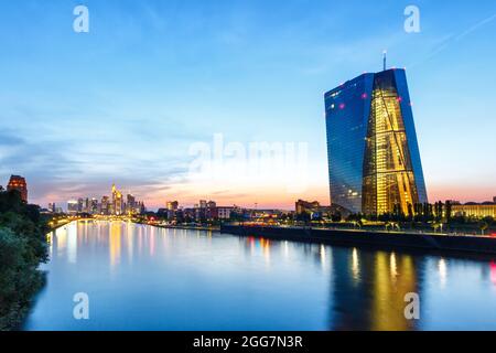 Horizon de Francfort avec BCE Banque centrale européenne le gratte-ciel de la rivière main en Allemagne crépuscule Banque D'Images