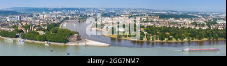 Koblenz Deutsches Eck German Corner Rhin Mosel River panorama avec bateaux et téléphérique en Allemagne Voyage Banque D'Images