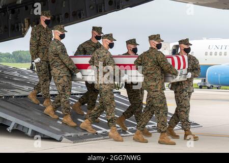 Une équipe de transport du corps des Marines des États-Unis transfère les restes du Sgt du corps des Marines. Johanny Rosariopichardo, de Lawrence, Massachusetts, le 29 août 2021, à la base aérienne de Douvres, Delaware. Rosariopichardo a été affecté à la 5e Brigade expéditionnaire maritime, activité de soutien naval à Bahreïn. (É.-U. Photo de la Force aérienne par Jason Minto) Banque D'Images