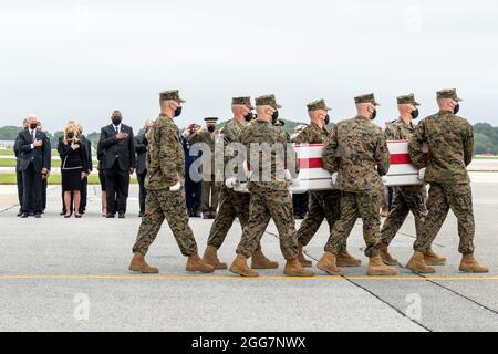 Une équipe de transport du corps des Marines des États-Unis transfère les restes du Sgt du corps des Marines. Johanny Rosariopichardo, de Lawrence, Massachusetts, le 29 août 2021, à la base aérienne de Douvres, Delaware. Rosariopichardo a été affecté à la 5e Brigade expéditionnaire maritime, activité de soutien naval à Bahreïn. (É.-U. Photo de la Force aérienne par Jason Minto) Banque D'Images