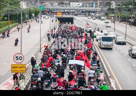 Des manifestants antigouvernementaux sont vus conduire leur véhicule au cours d'une démonstration de foule de voitures. Des milliers de manifestants anti-gouvernement ont conduit leurs véhicules et des cornes dans un convoi de voitures mob appelant à la démission de Prayut Chan-O-Cha, le Premier ministre thaïlandais, suite à l'échec du gouvernement à gérer la crise du COVID-19. Lors d'une soirée à l'intersection de DIN Daeng, des centaines de manifestants anti-gouvernement de « car Mob » se sont rassemblés à l'intersection de DIN Daeng et se sont affrontés avec les policiers anti-émeutes. (Photo de Peerapon Boonyakiat/SOPA image/Sipa USA) Banque D'Images