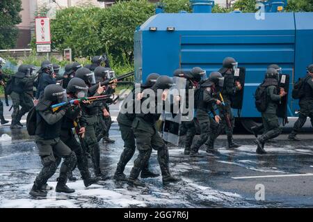 Les policiers thaïlandais des émeutes ont visé les balles en caoutchouc contre les manifestants pendant la manifestation. Des milliers de manifestants anti-gouvernement ont conduit leurs véhicules et des cornes dans un convoi de voitures mob appelant à la démission de Prayut Chan-O-Cha, le Premier ministre thaïlandais, suite à l'échec du gouvernement à gérer la crise du COVID-19. Lors d'une soirée à l'intersection de DIN Daeng, des centaines de manifestants anti-gouvernement de « car Mob » se sont rassemblés à l'intersection de DIN Daeng et se sont affrontés avec les policiers anti-émeutes. (Photo de Peerapon Boonyakiat/SOPA image/Sipa USA) Banque D'Images