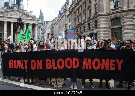 Londres, Royaume-Uni. 27 août 2021. Les activistes de l'environnement de la rébellion d'extinction ont organisé une marche d'argent de sang à travers la City de Londres pendant le cinquième jour de l'impossible manifestations de rébellion. Extinction Rebellion avait l'intention de mettre en évidence les institutions financières qui financent des projets de combustibles fossiles, en particulier dans les pays du Sud, ainsi que les cabinets d'avocats et les institutions qui les facilitent, tout en appelant le gouvernement britannique à cesser tous les nouveaux investissements dans les combustibles fossiles avec effet immédiat. Crédit : Mark Kerrison/Alamy Live News Banque D'Images