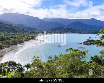 Vue sur Praia de Castelhanos depuis le point de vue du coeur d'Ilhabela, intérieur de l'état de Sao Pa Banque D'Images