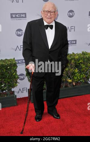 Los Angeles, États-Unis. 09e juin 2016. Ed Asner arrive au 44e Gala du Prix de la réalisation de la vie de l'American film Institute hommage à John Williams qui s'est tenu au Dolby Theatre à Hollywood, CA, le jeudi 9 juin 2016. (Photo par Sathanlee B. Mirador) *** Veuillez utiliser le crédit du champ de crédit *** crédit: SIPA USA/Alay Live News Banque D'Images