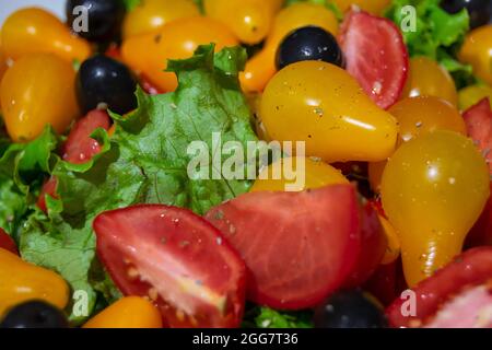 Tomate cerise jaune tomate. Tomates douces jaunâtres utilisées sur les salades, le mode de vie végétalien ou la nourriture végétalienne. Des légumes sains pour la consommation humaine. Banque D'Images