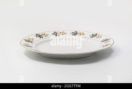 Vaisselle de luxe en porcelaine d'époque - Grande assiette sur fond blanc, vue latérale Banque D'Images