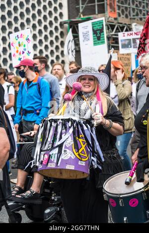 La National Animal Rights March, organisée par Animal Rebellion et extinction Rebellion dans la City de Londres, Angleterre, Royaume-Uni. Plusieurs milliers de personnes ont rejoint le groupe qui mène des campagnes pour faire passer notre système alimentaire à un système basé sur les plantes afin de s'attaquer à l'urgence climatique. Août 28 2021 Banque D'Images