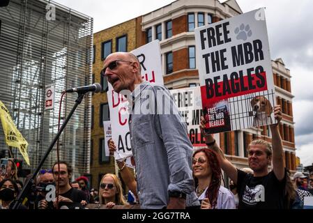 Protestant vétéran prenant la parole à la National Animal Rights March, organisée par Animal Rebellion et extinction Rebellion dans la City de Londres, Angleterre, Royaume-Uni. Août 28 2021 Banque D'Images