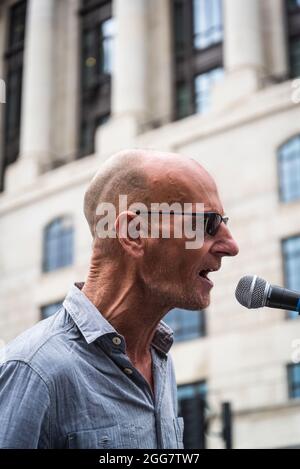 Protestant vétéran prenant la parole à la National Animal Rights March, organisée par Animal Rebellion et extinction Rebellion dans la City de Londres, Angleterre, Royaume-Uni. Août 28 2021 Banque D'Images