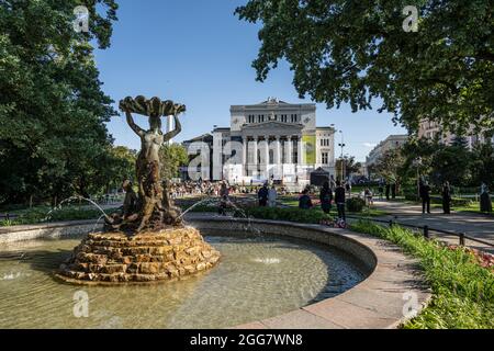 Riga, Lettonie. Août 2021. La fontaine dans le parc en face du palais de l'Opéra national de Lettonie dans le centre-ville Banque D'Images