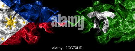 Philippines, Philippines vs Japon, Japonais, Kobe Smoke flags côte à côte. Banque D'Images