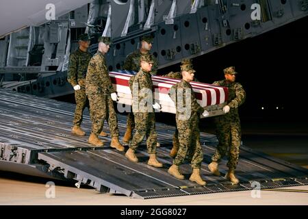 Une équipe de transport du corps des Marines des États-Unis transfère les restes du sergent Gunnery. Diego D. Pongo, de Simi Valley, Californie, 11 mars 2020, À la base de la Force aérienne de Douvres, le Del. Pongo a été affecté au 2e Bataillon des Raider marins, Commandement des opérations spéciales des Forces maritimes, Camp Lejeune, Caroline du Nord. (É.-U. Photo de la Force aérienne par Tech. Sgt. Chuck Broadway) Banque D'Images