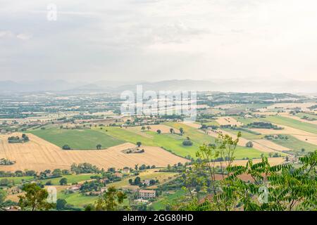 Magnifique paysage de la campagne des Marches de Recanati, Italie au coucher du soleil Banque D'Images