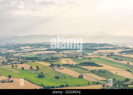 Magnifique paysage de la campagne des Marches de Recanati, Italie au coucher du soleil Banque D'Images