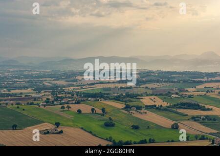 Magnifique paysage de la campagne des Marches de Recanati, Italie au coucher du soleil Banque D'Images