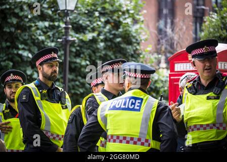 Ligne de police à la National Animal Rights March, organisée par Animal Rebellion et extinction Rebellion dans la City de Londres, Angleterre, Royaume-Uni. Août 28 2021 Banque D'Images