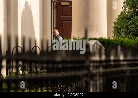 Washington, États-Unis. 29 août 2021. LE président AMÉRICAIN Joe Biden entre dans l'église catholique de la Sainte-Trinité pour la messe dans le quartier de Georgetown à Washington, DC, le dimanche 29 août 2021. Le président Biden a déjà assisté à un transfert digne à Douvres, dans le Delaware, de 13 membres de l'armée américaine qui ont été tués en Afghanistan la semaine dernière et a fait le point sur l'ouragan Ida du quartier général de la FEMA. Photo de Ken Cedeno/UPI crédit: UPI/Alay Live News Banque D'Images