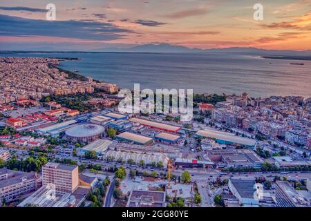 Vue aérienne de la ville de Thessalonique au coucher du soleil depuis les universités et le centre d'exposition international HELEXPO, Grèce du Nord Banque D'Images