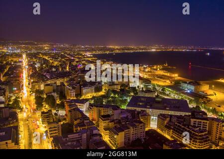 Vue aérienne de la ville de Thessalonique la nuit. Thessalonique est la deuxième plus grande ville de Grèce et la capitale de la Macédoine grecque. Image prise en wi Banque D'Images