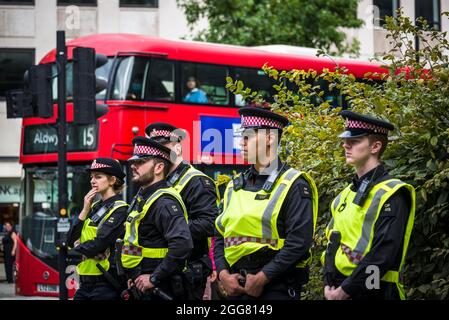 Ligne de police à la National Animal Rights March, organisée par Animal Rebellion et extinction Rebellion dans la City de Londres, Angleterre, Royaume-Uni. Août 28 2021 Banque D'Images
