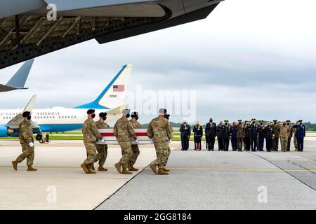 Une équipe de transport de l'armée américaine transfère les restes du sergent d'état-major de l'armée. Ryan C. Knauss, de Corryton, Tennessee, le 29 août 2021, à la base aérienne de Douvres, Delaware. Knauss a été affecté au 9e Bataillon des opérations psychologiques, 8e Groupe des opérations psychologiques, ft. Bragg, Caroline du Nord. La présidente et Mme Biden ainsi que le secrétaire à la Défense Austin se tiennent avec les mains au-dessus de leur coeur.(U.S. Photo de la Force aérienne par Jason Minto) Banque D'Images