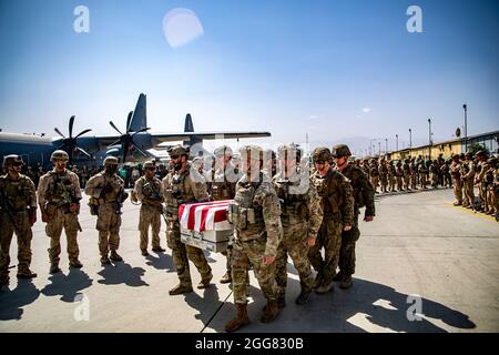 210827-M-TT571-1237 AÉROPORT INTERNATIONAL HAMID KARZAÏ (Afghanistan) (le 27 août 2021) les membres du service américain affectés à la Force opérationnelle interarmées – intervention en cas de crise sont des pallers pour les membres du service tués en action pendant les opérations à l'aéroport international Hamid Karzaï, le 27 août. Les membres du service américain aident le ministère d'État à effectuer une opération d'évacuation non combattantes (NEO) en Afghanistan. (É.-U. Photo du corps marin par 1st . Mark Andries) Banque D'Images