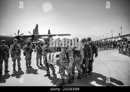 210827-M-TT571-1237 AÉROPORT INTERNATIONAL HAMID KARZAÏ (Afghanistan) (le 27 août 2021) les membres du service américain affectés à la Force opérationnelle interarmées – intervention en cas de crise sont des pallers pour les membres du service tués en action pendant les opérations à l'aéroport international Hamid Karzaï, le 27 août. Les membres du service américain aident le ministère d'État à effectuer une opération d'évacuation non combattantes (NEO) en Afghanistan. (É.-U. Photo du corps marin par 1st . Mark Andries) Banque D'Images