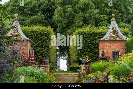 Belvédère au bout de la frontière rouge dans le jardin de Hidcote Manor, près de Chipping Campden dans les Cotswolds, Gloucestershire, Royaume-Uni. Banque D'Images