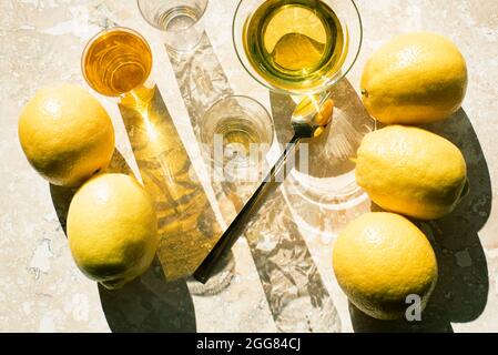 Vue en hauteur sur les citrons et les boissons sur une surface en marbre Banque D'Images