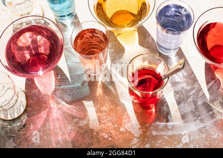 Vue en grand angle de différentes boissons colorées dans des verres Banque D'Images