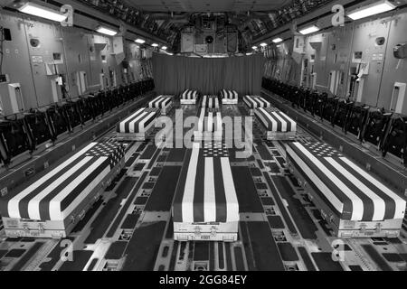 Des boîtes de transfert à pavillon bordent l'intérieur d'un C-17 Globemaster II le 29 août 2021, avant un transfert digne à la base aérienne de Douvres, Delaware. Les membres du service déchus sont morts en soutenant des opérations non combattantes à Kaboul. (É.-U. Photo de la Force aérienne par Jason Minto) Banque D'Images