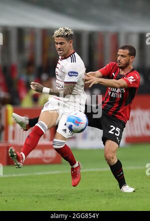 Milan, Italie, le 29 août 2021. Alessandro Florenzi de l'AC Milan défie Diego Farias de Cagliari pendant la série UN match à Giuseppe Meazza, Milan. Le crédit photo devrait se lire: Jonathan Moscrop / Sportimage Banque D'Images