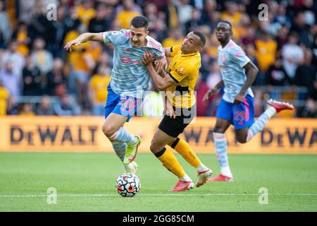 WOLVERHAMPTON, ANGLETERRE - AOÛT 29 : Diogo Dolot de Manchester United et Marcal de Wolverhampton Wanderers en action pendant le match de la Premier League b Banque D'Images